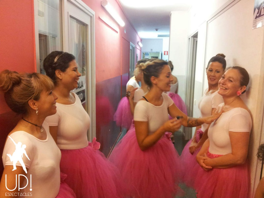 Las bailarinas de ballet ya están preparadas para salir al escenario Las bailarinas de ballet ya están preparadas para salir al escenario