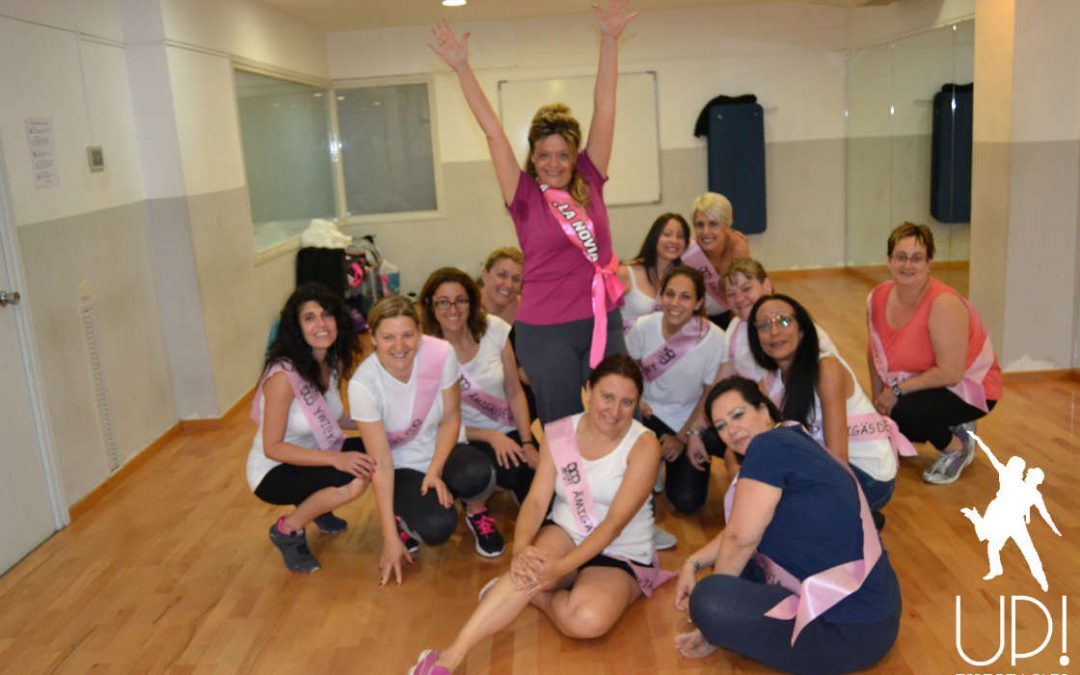 Un taller de baile salsa para celebrar la despedida de soltera de Eva